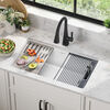 Lavabo de cocina tipo estación de trabajo con un receptáculo de compuesto de granito de 32" de montaje bajo encimera, con reborde WorkFlow™ y accesorios
